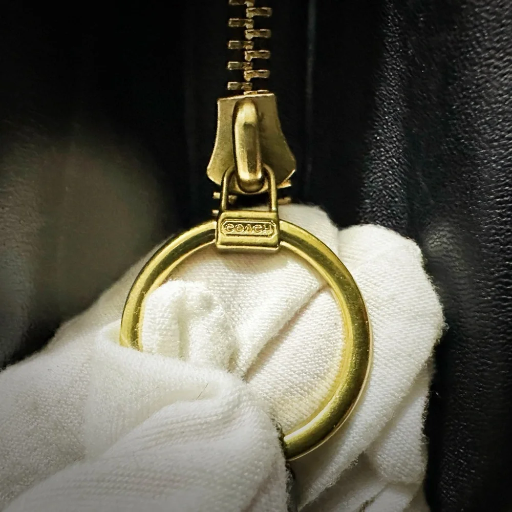 Vintage style Y2K Coach Black soft Leather Shoulder Bag with Gold Accents - Picture 15 of 17